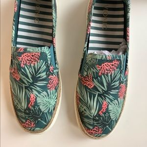 Vionic Rae Coral Sneaker